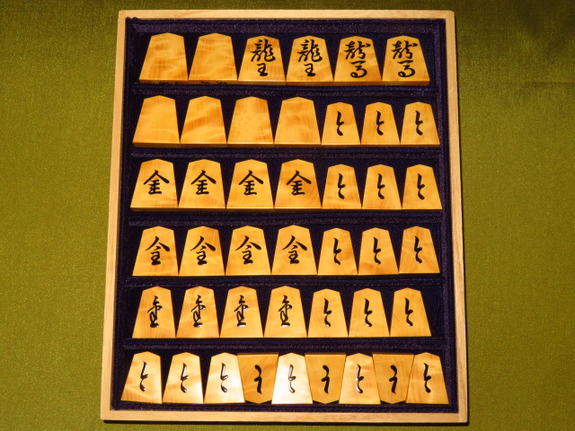江陽作錦旗島黄楊銀目杢盛上将棋駒/桐製平箱付 新品(KS706 江陽作錦旗島黄楊銀目杢盛上将棋駒/桐製平箱付 新品(KS706